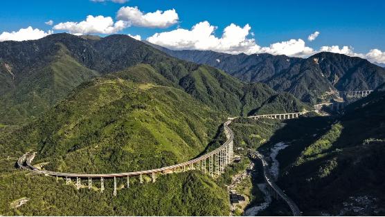 “雙螺旋隧道”展線(xiàn)方案的四川雅安至西昌高速公路.jpeg
